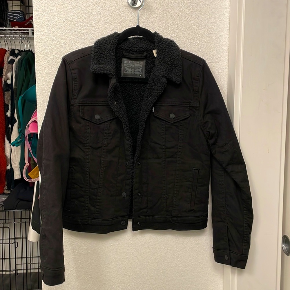 Levi’s women’s medium black Sherpa lined trucker jean jacket